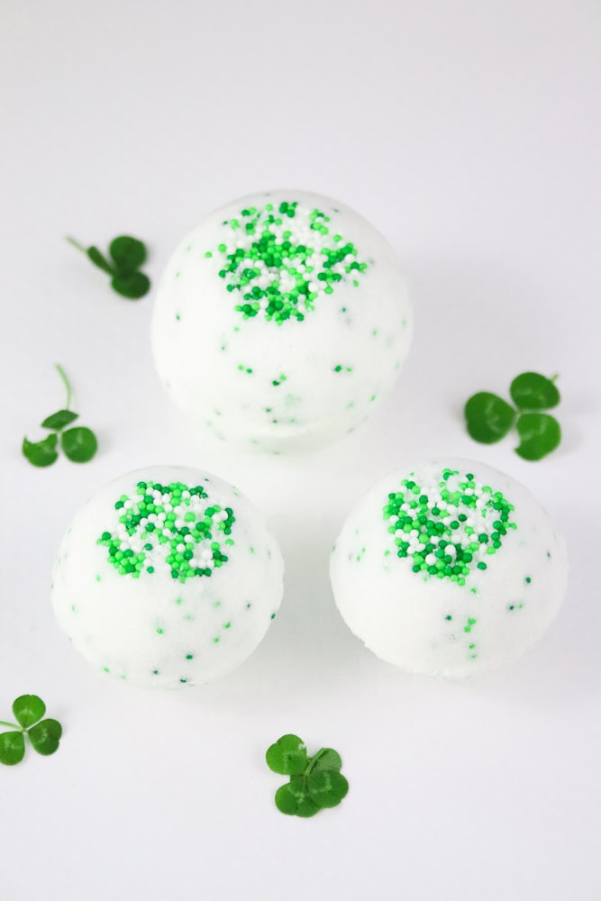 St. Patricks day bath bombs! Fun things to make for St. Pattys day!! Great fun for kids.