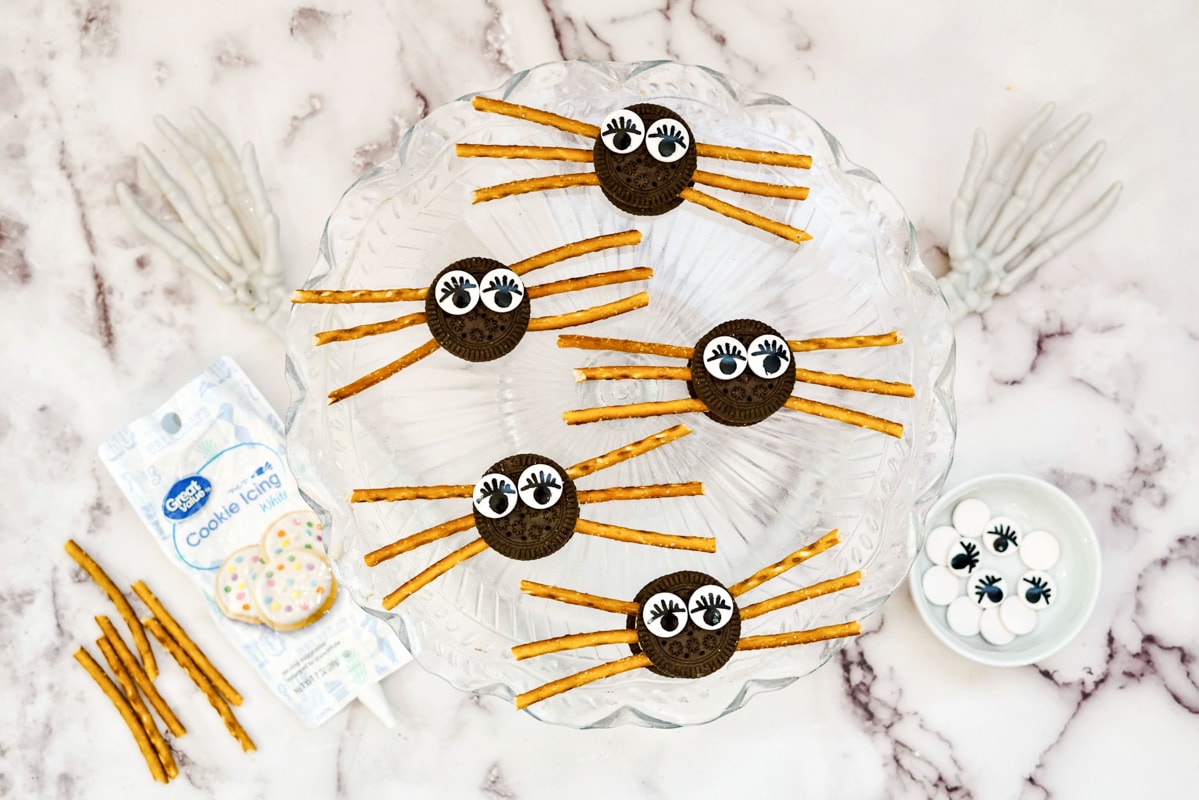 making oreo spider cookies with candy eyes