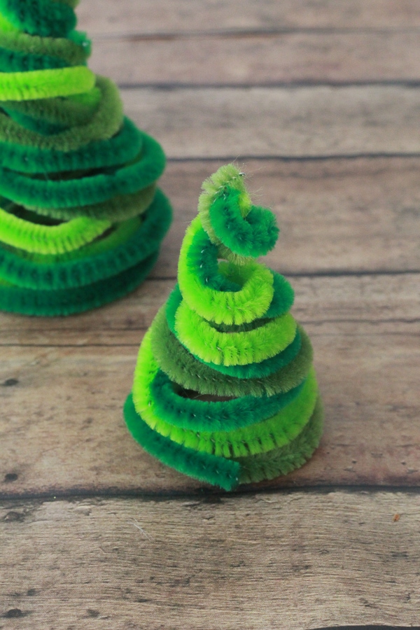 Making a pipe cleaner christmas tree